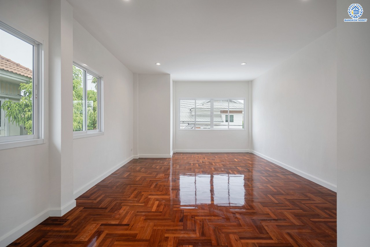 บ้านมือสองตกแต่งใหม่ โครงการ มณีรินทร์พาร์ค รัตนาธิเบศร์-ท่าอิฐ หลังมุม แบรนด์ Property Perfect เนื้อที่ 74.10 ตร.ว. ฟังก์ชัน 3 ห้องนอน 3 ห้องน้ำ 1 ห้องอเนกประสงค์ จอดรถได้ 2 คัน บนทำเลศักยภาพ เชื่อมต่อทั้ง ถนนรัตนาธิเบศร์ และถนนราชพฤกษ์ ใจกลาง 2 เซ็นทรัลฯ ใกล้ทางด่วน "งามวงศ์วาน" และรถไฟฟ้า "สถานีบางรักน้อยท่าอิฐ"